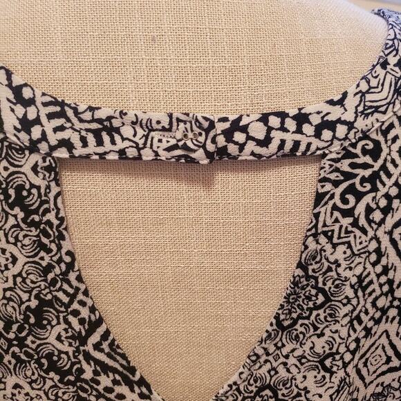 TORRID NAVY WHITE KEY HOLE AZTEC TANK SIZE 2 - Picture 6 of 6